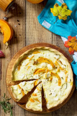Klasik Quiche Lorraine pasta kabak ve ahşap bir masa üzerinde beyaz peynir ile. Üst görüntülemek düz yatıyordu arka plan. Kopya alanı.