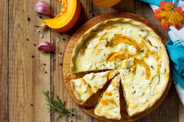 Klasik Quiche Lorraine pasta kabak ve ahşap bir masa üzerinde beyaz peynir ile. Üst görüntülemek düz yatıyordu arka plan. Kopya alanı.