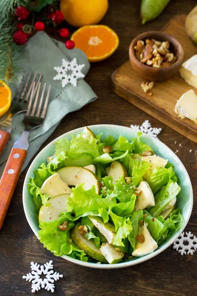 Salade Poires Noix Camembert Vinaigrette Sur Une Table Noël Festive — Photo