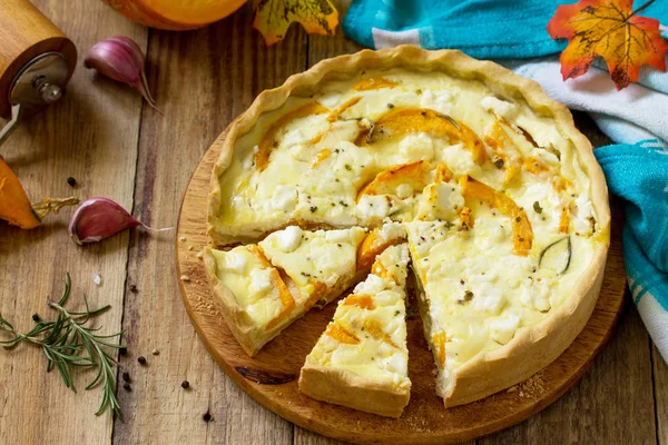 Klasik Quiche Lorraine pasta kabak ve ahşap bir masa üzerinde beyaz peynir ile. Kopya alanı.