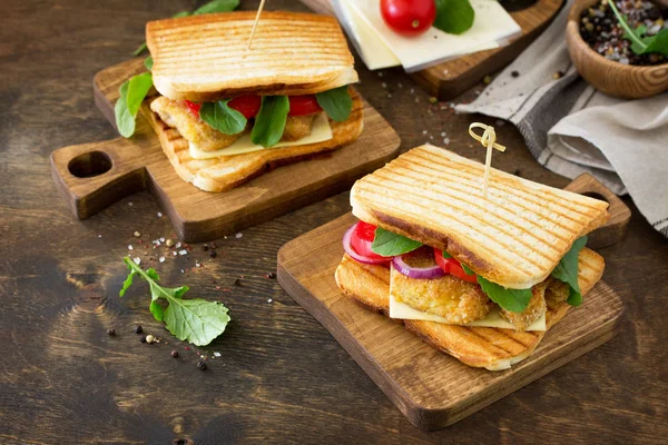 Sandwich Dengan Tomatoes Cheese Crispy Chicken Nuggets Dan Arugula Roti — Stok Foto