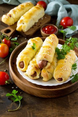 Ahşap masa üzerinde rustik tarzda sosis hamur içinde. Kopya alanı