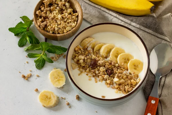 Muesli Muesli Met Yoghurt Chocolade Banaan Een Witte Stenen Tafel — Stockfoto