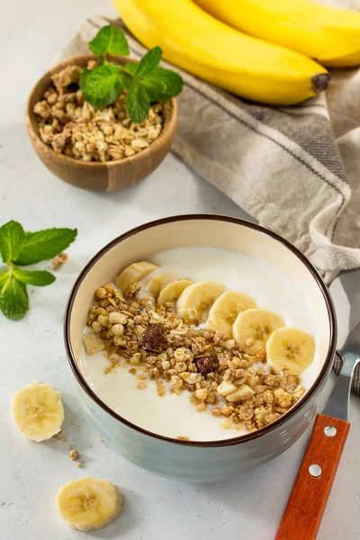 Muesli Muesli Met Yoghurt Chocolade Banaan Een Witte Stenen Tafel — Stockfoto