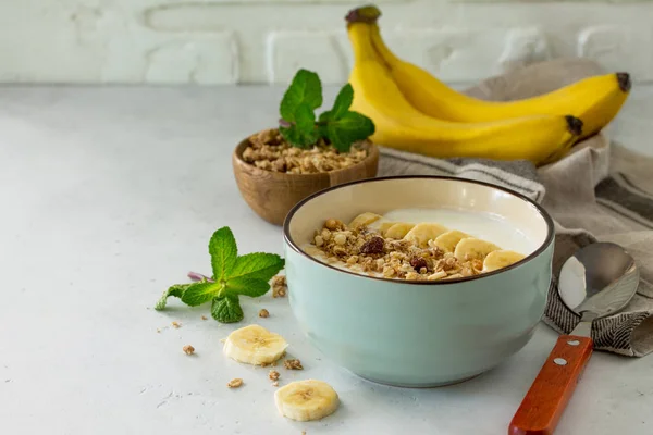 Muesli Muesli Met Yoghurt Chocolade Banaan Een Witte Stenen Tafel — Stockfoto