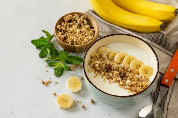 Muesli Muesli Met Yoghurt Chocolade Banaan Een Witte Stenen Tafel — Stockfoto