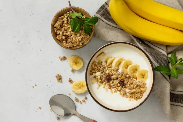 Muesli Muesli Met Yoghurt Chocolade Banaan Een Witte Stenen Tafel — Stockfoto