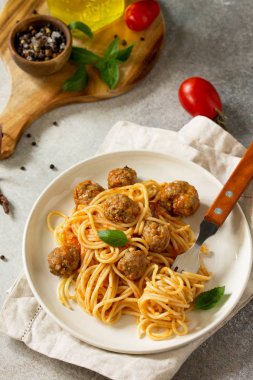 İtalyan usulü makarna yemek. Spagetti domates soslu köfte ile taş veya beton tablo.