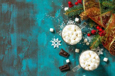 Sıcak çikolata şekerleme mavi taş veya beton tablo ile. Üst görüntülemek düz yatıyordu arka plan.