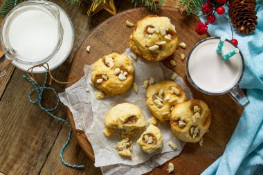 Pişmiş Noel kurabiyeleri. Ev yapımı karamel ve tuzlu fıstık ahşap bir masa üzerinde Chip Cookies. Üst görüntülemek düz yatıyordu arka plan. Kopya alanı.
