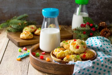 Pişmiş Noel kurabiyeleri. Lezzet ve şekerlenmiş meyve ahşap bir masa ile ev yapımı Chip Cookies. Kopya alanı