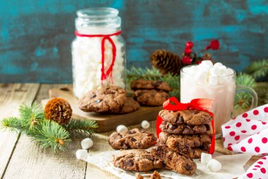 Pişmiş Noel kurabiyeleri. Ev yapımı Chocolate Chip Cookies ahşap bir masa üzerinde. Kopya alanı.