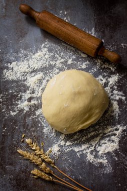 Hamur. Taze çiğ hamur topu ekmek veya pizza pişirme arka plan koyu bir tablo için. Üst görüntülemek düz yatıyordu arka plan.