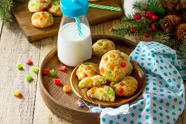 크리스마스 쿠키를 구운된입니다 테이블에 설탕에 풍미와 홈메이드 — 스톡 사진