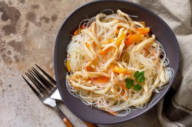 Taze kalamar, çeşitli baharat ve zeytinyağı mavi beton veya taş tablo.