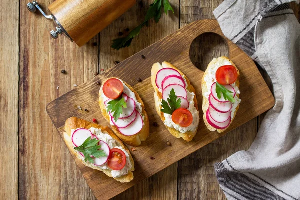 Snacks Antipasti Para Vino Brushetta Crostini Con Baguette Tostada Queso — Foto de Stock