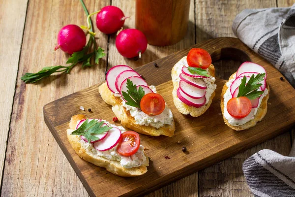 Snacks Antipasti Para Vino Brushetta Crostini Con Baguette Tostada Queso — Foto de Stock