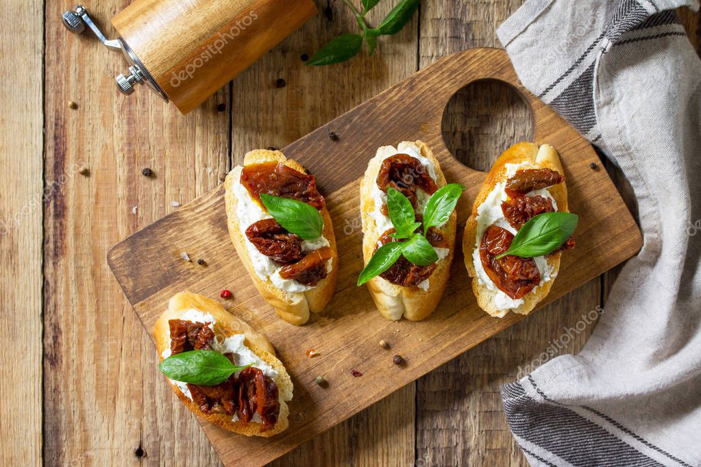 Aperitivos italianos Antipasti para el vino. Brushetta con queso suave