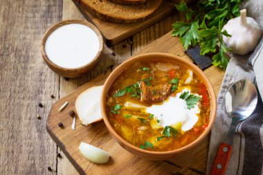 Geleneksel Ukraynalı Rus Pancar çorbası. Borsch Çorbası Ekşi krema kase ahşap mutfak masasında. Kopya alanı.