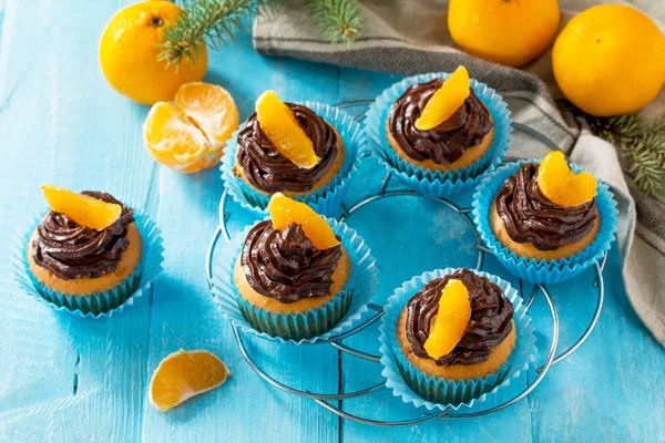 Çikolatalı Krema Taze Mandalina Ile Turuncu Cupcakes — Stok fotoğraf