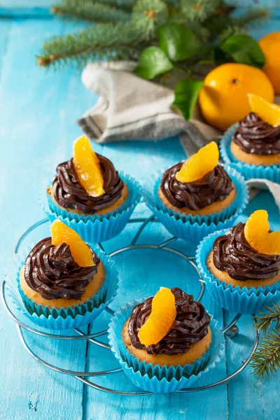 Çikolatalı Krema Taze Mandalina Ile Turuncu Cupcakes — Stok fotoğraf