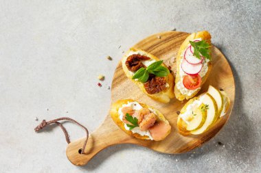 İtalyan Antipasti aperatifler için şarap ayarla. Yumuşak peynir, armut, turp, somon ve hafif bir taş zemin üzerine kurutulmuş domates ile brushetta. Üst görüntülemek düz yatıyordu arka plan. Kopya alanı