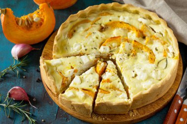 Klasik Quiche Lorraine pasta kabak ve mavi beton veya taş tablo üzerinde beyaz peynir ile. 