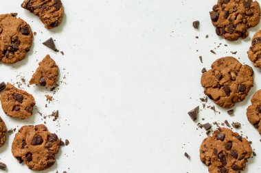 Pişmiş Noel kurabiyeleri. Ev yapımı Chocolate Chip Cookies taş masa lambası üzerinde. Üst görüntülemek düz yatıyordu arka plan. Kopya alanı.