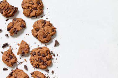 Pişmiş Noel kurabiyeleri. Ev yapımı Chocolate Chip Cookies taş masa lambası üzerinde. Üst görüntülemek düz yatıyordu arka plan. Kopya alanı.