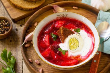 Geleneksel Ukraynalı Rus Pancar çorbası. Borsch, Pancar çorbası ekşi krema kase ahşap mutfak masasında. 
