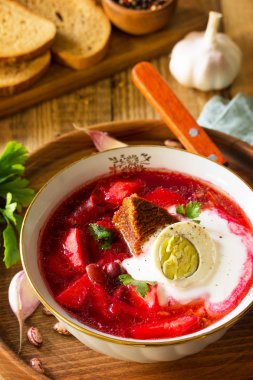 Geleneksel Ukraynalı Rus Pancar çorbası. Borsch, Pancar çorbası ekşi krema kase ahşap mutfak masasında. 