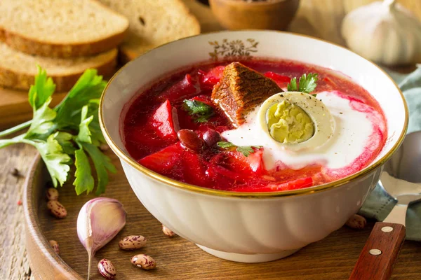 Geleneksel Ukraynalı Rus Pancar çorbası. Borsch, Pancar çorbası ekşi krema kase ahşap mutfak masasında. 