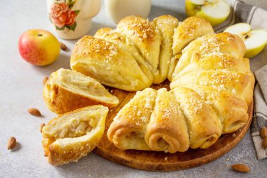 Pişirme taze ev yapımı. Elma ve hafif bir taş zemin üzerine badem ile pasta Buns.