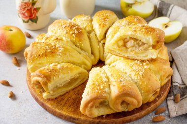 Pişirme taze ev yapımı. Elma ve hafif bir taş zemin üzerine badem ile pasta Buns.