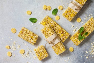 Superfood kahvaltı. Sağlıklı tatlı tatlı snack. Taş masada çok tahıl granola müsli bar.