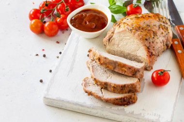 Pişmiş et. Mutfak masasında ketçap ile Doğrama tahtası üzerinde et tatlım-hardal sır ile servis domuz rostosu. Kopya alanı.