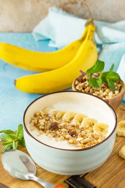 Muesli Muesli Met Yoghurt Chocolade Banaan Blauwe Beton Stenen Tafel — Stockfoto