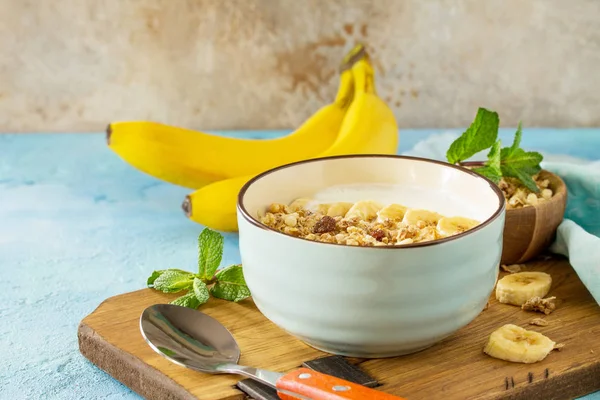 Granola Granola Com Iogurte Chocolate Banana Concreto Azul Mesa Pedra — Fotografia de Stock