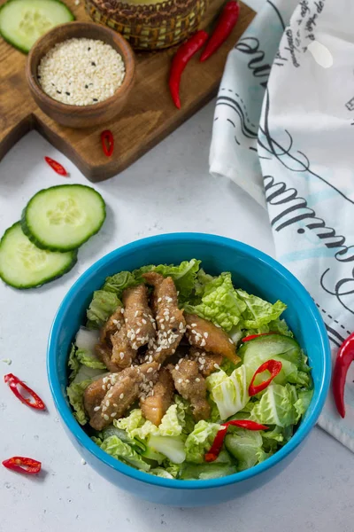 Menu Dieta Salada Saudável Com Repolho Chinês Frango Gergelim Pimenta — Fotografia de Stock
