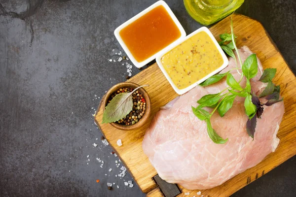 Çiğ et ve Şarap turşusu malzemeler - bal, zeytinyağı ve hardal. Pişirme için hazırlık et. Üst görüntülemek düz yatıyordu arka plan. Kopya alanı.