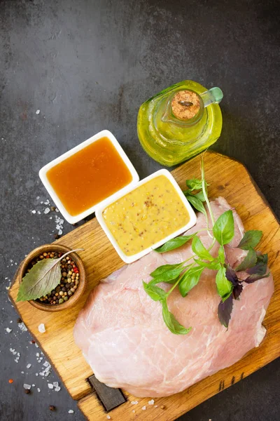 Çiğ et ve Şarap turşusu malzemeler - bal, zeytinyağı ve hardal. Pişirme için hazırlık et. Üst görüntülemek düz yatıyordu arka plan. Kopya alanı.