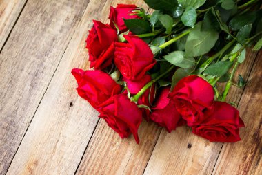 Anneler günü ya da Sevgililer günü, düğün kartı. Rustik ahşap tahta üzerinde güzel çiçek kırmızı gül. Kopya alanı.