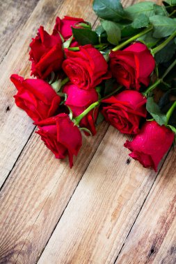 Anneler günü ya da Sevgililer günü, düğün kartı. Rustik ahşap tahta üzerinde güzel çiçek kırmızı gül. Kopya alanı.