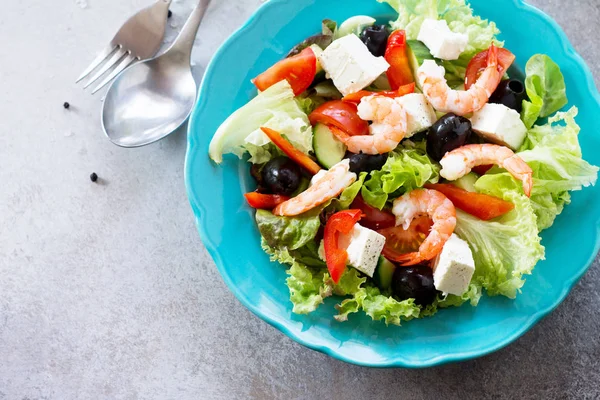 Koncepcja Potrawy Dietetyczne Zdrowe Sałatka Grecka Krewetkami Warzywami Jasny Kamień — Zdjęcie stockowe