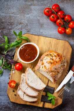 Pişmiş et. Karanlık bir taş masada ketçap ile Kızartma domuz eti et tatlım-hardal sır ile servis. Üst görüntülemek düz yatıyordu arka plan. 