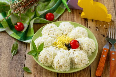 Festival Aperatif Paskalya masada. Yumurta, jambon, salatalık turşusu ve peynir salatası.