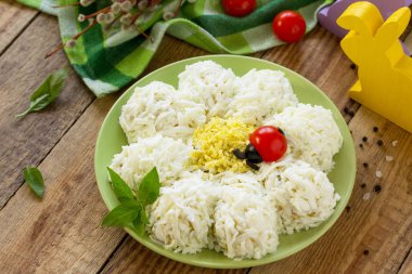 Festival Aperatif Paskalya masada. Yumurta, jambon, salatalık turşusu ve peynir salatası.