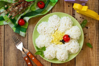 Festival Aperatif Paskalya masada. Yumurta, jambon, salatalık turşusu ve peynir salatası. Üst görüntülemek düz yatıyordu arka plan.