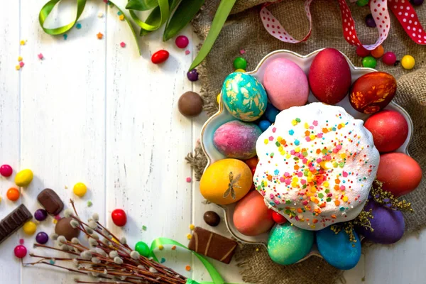Festliche Komposition Rustikalen Stil Osterfrühstück Osterkuchen Und Bemalte Eier Auf — Stockfoto
