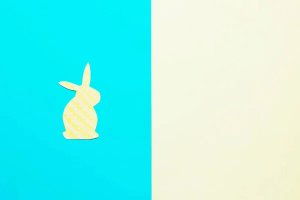 Easter Bunny Papier Blauwe Gele Achtergrond Minimale Pasen Concept Top — Stockfoto